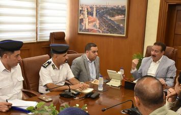 محافظ بورسعيد يعقد اجتماعًا موسعًا لمتابعة الخطوات التنفيذية لبدء أعمال صيانة كوبري النصر العائم (1)