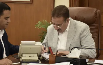 محافظ بورسعيد يوقع عقود تمليك أراضٍ لـ5 مصانع بالمنطقة الصناعية جنوب بورسعيد