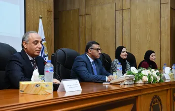 محافظ قنا