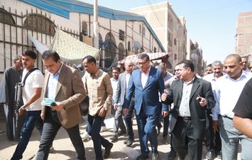 محافظ قنا خلال جولته بمركز فرشوط