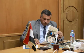 محافظ قنا يدرس خطة إنشاء سوق حضاري بدشنا