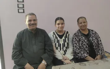 مريم بجانب والديها
