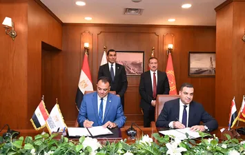 وزير الشباب والرياضة ومحافظ بورسعيد يوقعان بروتوكولاً لاستغلال أراضي مراكز الشباب