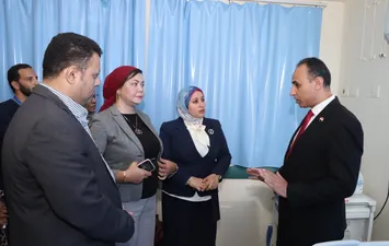 وكيل وزارة الصحة وقيادات المستشفى 