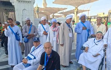 المعتمرين اثناء اداء مناسك العمره