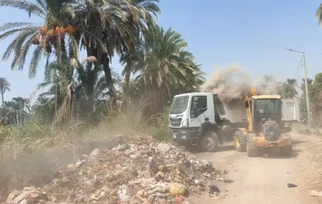 جانب من إزالة القمامة 