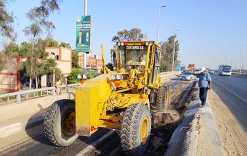الطرق والكباري تنتهي من إزالة الأسفلت 