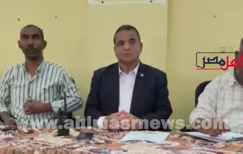 اجتماع المسؤولين مع الأهالي 