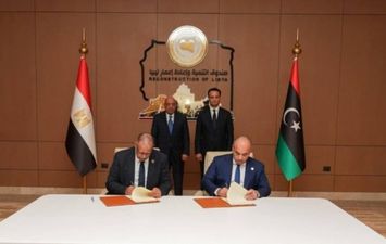 مصر وليبيا توقعان مذكرة تفاهم لتطوير قطاع الكهرباء والطاقة المتجددة