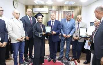 محافظ القاهرة يكرم 15 من أوائل خريجات التمريض