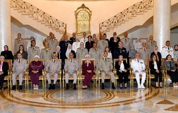 وزير الدفاع يكرم القادة الذين أوفوا العطاء بالقوات المسلحة