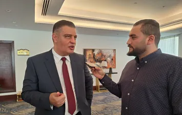 الصحفي علاء الرفاعي مع أيمن عبد الموجود