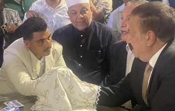 &laquo;حط إيده في إيد العريس&raquo;.. محافظ بورسعيد أبًا ووكيلًا لعروس &laquo;دار الرعاية&raquo; في عقد قرانها