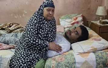 &laquo;صرخة قبل فوات الأوان&raquo;.. جِدّة سبعينية في بورسعيد تصارع الزمن لرعاية حفيدها المصاب بشلل دماغي وتستغيث بالمحافظ