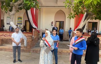 &laquo;متوشحة بوشاح الوطن&raquo;.. "مس غادة" تحول طابور الصباح ببورسعيد الثانوية العسكرية إلى ملحمة وطنية