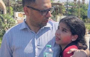 أب يحتضن انكسار ابنته وزوج يرفض التصديق في وداع "نسمة" ضحية اللودر ببورسعيد"