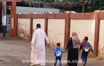 أمهات يصطحبن صغارهن أول يوم دراسة بكفر الشيخ 