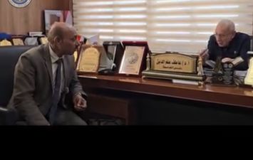 والد طالب &laquo;شرق بورسعيد الأهلية&raquo; يعتذر لرئيس الجامعة .. والدكتور عاطف علم الدين يؤكد: محاسبة أفراد الأمن والطالب ابننا