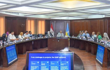 اجتماع المحافظ لبحث تطوير الطرق