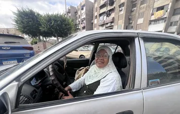 الحاجة سعاد البورسعيدية  ".. سيدة الـ 65 عاماً تتحدى المعاش وتقتحم عالم "إن درايف" بـ"روح شاب وعزيمة أم" 