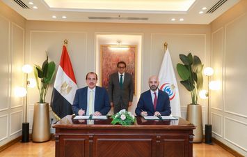  الدكتور خالد عبدالغفار وزير الصحة والسكان خلال مراسم توقيع مذكرة تفاهم بين الوزارة والمنظمة الدولية للهجرة 