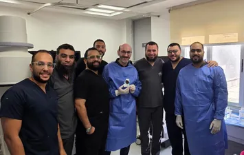 الفريق الطبي المجري العملية 
