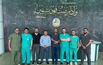 الفريق الطبي المجري العملية 