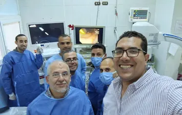 الفريق الطبي المجري العملية 