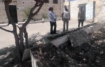 بالصدفة الإنسانية.. جولة رئيس حي غرب بورسعيد تكشف عن "قبر منسي" وسط تراكمات القمامة وتُعيد السكينة لـ "موتى عائلة"