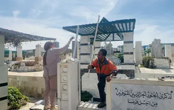 بنفسها فوق الأنقاض.. رئيس حي غرب بورسعيد تنتفض لحماية "مقبرة الجنود الجزائريين" وتتوعد المخالفين بالقانون