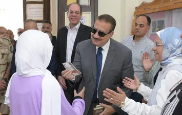 تقديرًا لإبداعها في أول أيام الدراسة.. محافظ بورسعيد يُكافئ طالبة &laquo;القناة الإعدادية بنات&raquo; ويُشيد بموهبتها الاستثنائية