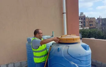 جانب من أعمال التنظيف والتعقيم 