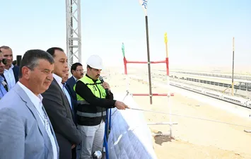 رئيس الوزراء يتفقد القطار الكهربائي السريع السخنة العلمين مطروح