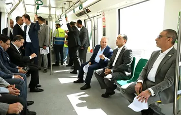 رئيس الوزراء يستقل مونوريل غرب النيل