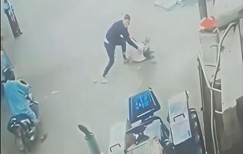 شاب يتعدى على والده