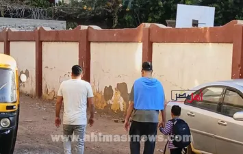 شاب يطحب شقيقه الأصغر إلى المدرسة بأول يوم دراسي 
