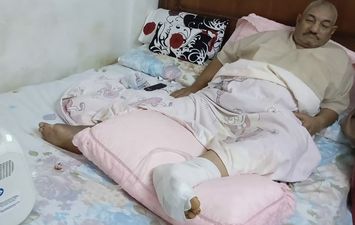صرخة إستغاثة من السرير.. &laquo;بقيت مديون وجهاز تنظيف الجرح مش متوفر&raquo;.. استغاثة &laquo;عم أشرف&raquo; استورجي بورسعيد بعد بتر أجزاء من قدمه