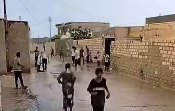 فرحة أطفال السلوم بنزل المطر 