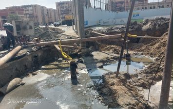 محافظ بورسعيد يتابع جهود إصلاح كسر خط الطرد بمحطة صرف أم القرى بحي الضواحي.. ويشدد على سرعة الانتهاء 