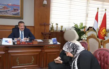 محافظ بورسعيد يتكفل بتجهيز عروس وإقامة حفل زفافها بالكامل على نفقة المحافظة 