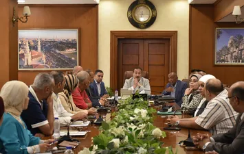 محافظ بورسعيد يُعلن الطوارئ لاستقبال العام الدراسي الجديد: بيئة تعليمية آمنة وتطوير شامل للمدارس