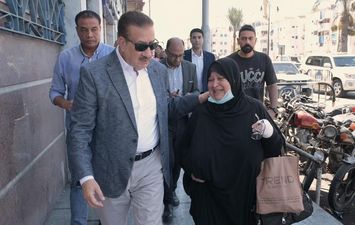 محافظ بورسعيد يقطع جولته ويترجل مع مواطنة لحل مشكلتها فوراً بحي المناخ