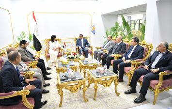 محافظ قنا مع السفيره نبيلة مكرم