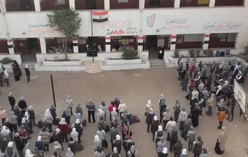 مديرة مدرسة بالمحلة تجبر طالبًا على إحضار والده للاعتذار بطابور الصباح
