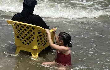 مرسى أمان في مهب الموج.... "كرسي الأم" شاطئ الأمان لطفلة ببحر بورسعيد 