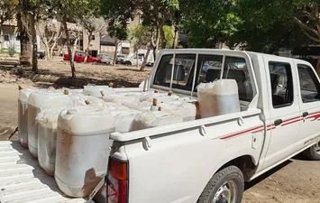  نصف طن زيوت مجهولة المصدر داخل محل بمساكن الأمل ببورسعيد