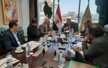 وزير التعليم العالي يبحث تطوير المسرح الجامعي