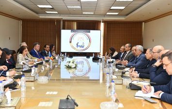 وزير الدولة للإنتاج الحرب  صلاح جمبلاط وأوليفيا تودرين سفيرة رومانيا 