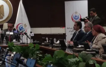 وزير الصحة أثناء المؤتمر الصحفي 