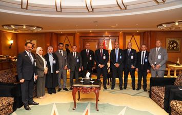 وزير العمل يجتمع مع وفد عراقي لبحث التعاون